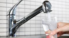 Voda z kohoutku chutná divně, stěžují si lidé. Není se čeho bát, tvrdí vodárna