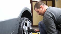 LETNÍ PNEUMATIKY: Kdy je čas přezout vaše auto na nové obutí?