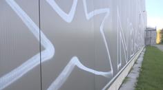 Sprejer pomaloval fasádu domu v Hradci Králové. Způsobil škodu za statisíce