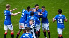 A teď na Slavii! Rangers slaví ve Skotsku titul. Gerrard se roztancoval