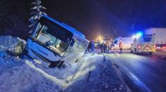 Kvůli náledí se při srážce dodávky a autobusu zranili čtyři lidé