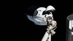 Nákladní loď přistála na ISS, přivezla astronautům vánoční dobroty i dárky