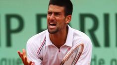 VIDEO: Rozzuřený Djokovič roztřískal na French Open lavičku