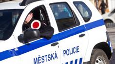 Opilý muž vezl svou matku v autě. Že má proražené pneumatiky, mu nevadilo