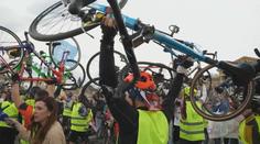Studenti ze Srbska ujeli na kole 1 300 kilometrů. Protestují tak proti své vládě
