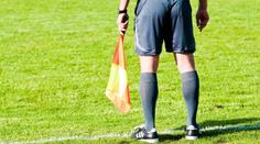 Obří zkrat v nižší soutěži. Fotbalista fyzicky napadl sudího, zápas se nedohrál