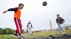 Fotbal má nová pravidla: Malí kluci na tréninku nesmí hlavičkovat!