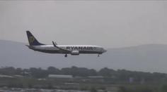 VIDEO: Letadlo Ryanairu nemohlo v Praze přistát. Ranvej blokovalo jiné letadlo