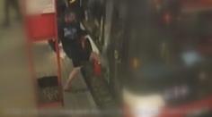 Vandal prokopl skleněné dveře autobusu. Zranil se a ještě mu hrozí vězení