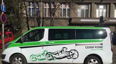 Hyenismus! Postiženým ukradli přímo ze svatby speciální auto