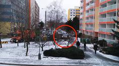 Na sídlišti pravidla neplatí? Řidiči spěchají přes chodník, chodci šílí