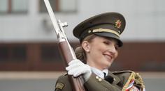 Drobná reportérka z Novy dostala do ruky pušku s bodákem. Takhle si s ní poradila