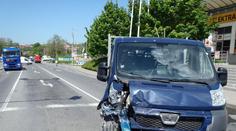 Nehoda vlaku a dodávky blokovala frekventovaný přejezd ve Zlíně
