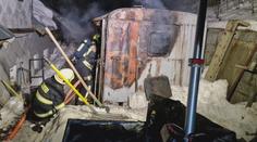 V Krkonoších na sjezdovce shořela maringotka. Dva lidé jsou zranění