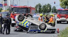 Vážná nehoda v Plzni. Dva policisté jsou zranění, jejich auto skončilo na střeše