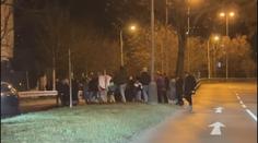 Před ruskou ambasádou v Praze se konaly protesty. Zasahovat museli i policisté