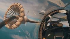 Tankování za letu v rychlosti 500 km/h? Pilot musí být precizní a přesný