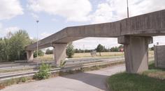 Dvě lávky nad dálnicí D6 mají zmizet. Místní varují před izolací obcí