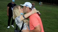 Golf má novou světovou jedničku! Rahma přímo na greenu líbala manželka
