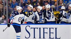 Laine dal v zápase pět gólů. Skóroval také Faksa či Kämpf!