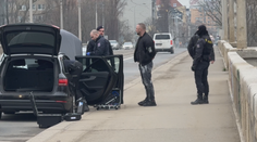Na Libeňském mostě zatkli mezinárodně hledaného muže. Měl u sebe neznámou látku
