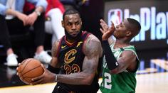 LeBron byl jako utržený ze řetězu! Cleveland srovnal sérii s Bostonem