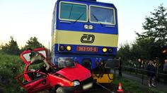 Rychlík smetl na přejezdu malé auto, řidič bojuje o život