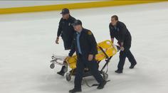 Hrůzná srážka v NHL. Sudí po ní zůstal bezvládně ležet, odvážela ho nosítka