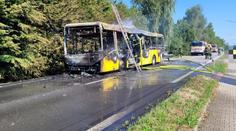 V Ropici začal za jízdy hořet autobus, cestující museli utéct. Shořel až na kostru