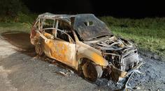 Na Berounsku vybuchlo auto, těžce popálený řidič si doběhl pro pomoc