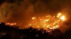 Krétou se rychle šíří masivní požár. Hotely na pobřeží se musí evakuovat
