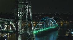 Po řece se plavil 200 metrů dlouhý most, stěhovali ho na nové místo