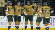Hertl dvěma asistencemi pomohl k výhře Vegas. Bod si připsal i Klapka