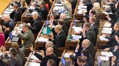 Noviny, tablety, povídání: Za tohle platíme naše poslance!