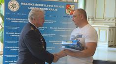 VIDEO: Zachránil dva lidi z vraku auta. Dnes dostal ocenění