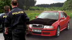 Pedofilní gang? Muž a žena tahají školáky do auta na Praze 11