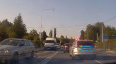VIDEO: Pronásledovaný řidič ujížděl jak zběsilý, hnal se v protisměru i rychlostí 150 km/h