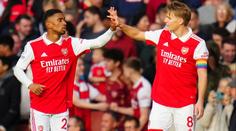 Arsenal se vrátil do čela ve velkém stylu, West Ham padl s United