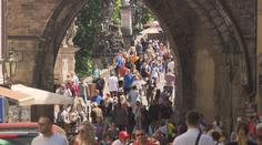 Česko marně vyhlíží zahraniční turisty. Ztráty jdou do desítek miliard