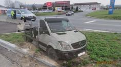 Řidič nezatáhl ruční brzdu a usnul. Auto se řítilo rušnou silnicí