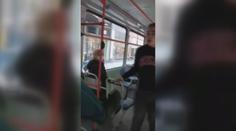 Další napadení kvůli respirátoru. Muži se porvali v tramvaji