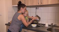 Maminka se synem skončili v azylovém domě. Pomoc potřebuje stále více lidí