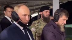 Putin se ztrapnil před Kadyrovem. Sluchátka na střelnici si nasadil opačně