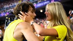 Střelec a breakdancerka. Duplantis se snoubenkou pobavili fanoušky