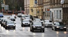 Hektolitry rostlinného oleje tekly na silnici, zaskočení řidiči bourali