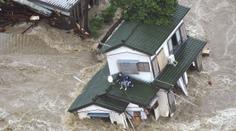 Japonsko ničí obří povodně, voda odnáší celé domy