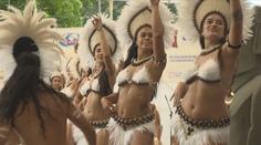 Folklórní festival nadchl diváky. K tanci s exotickými umělci se s chutí přidali