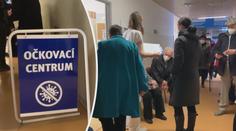 Hlava na hlavě, rozestupy žádné. Tak vypadá očkování seniorů v Mostě