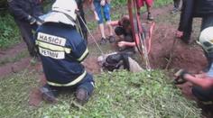 Kůň spadl do nepoužívané jímky. Zachránili ho hasiči. VIDEO