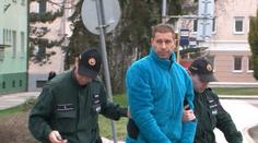 Slovenský učitel přivedl žačku (13) do jiného stavu! Chodil za ní rok!